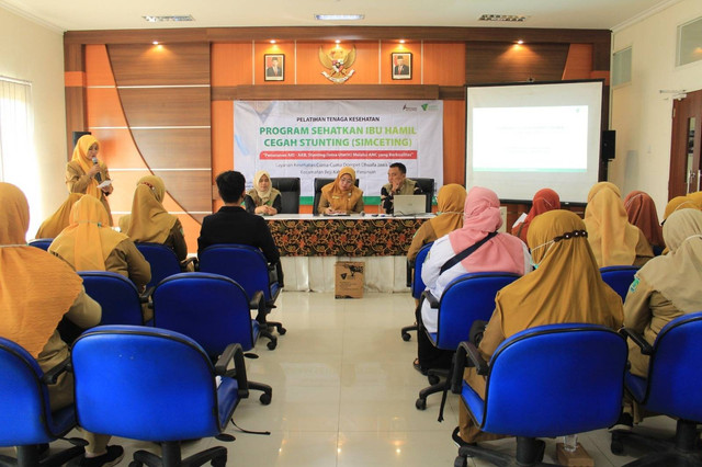 Guna berupaya mewujudkan generasi yang sehat, cerdas dan kuat serta bebas dari stunting, Dompet Dhuafa melalui Layanan Kesehatan Cuma–cuma (LKC) Jawa Timur dan PT Petrogas Jatim Utama Cendana bersama Dinas Kesehatan Kabupaten Pasuruan menggelar Pelatihan Relawan Program SIMCETING (Sehatkan Ibu Hamil Cegah Stunting). Kegiatan tersebut berlangsung selama 2 hari, pada 10 – 11 Juli 2023, bertempat di Aula Dinas Kesehatan Kabupaten Pasuruan, Kecamatan Bangil, Jawa Timur