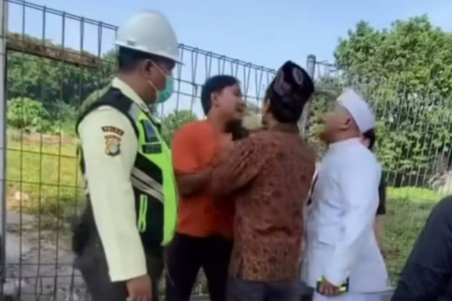 Pria berbaju pernikahan mengamuk di jalan sekitar stasiun MRT Fatmawati. Foto: Dok. Istimewa