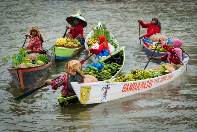 Suasana pasar terapung Banjarmasin. Foto: Shutterstock