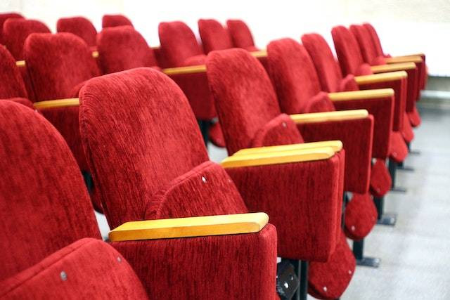 Ilustrasi kelebihan tempat duduk bioskop premiere, sumber foto: pexels.com/Pixabay