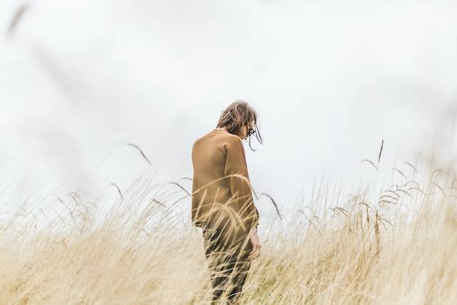 Ilustrasu kata bijak kesendirian. Sumber: Unsplash/ Matthew Henry.