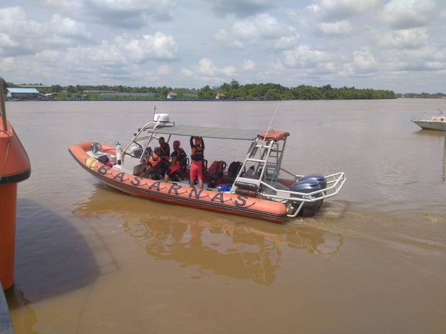 Tim Rescue Basarnas Pontianak melakukan pencarian terhadap bocah di Mempawah yang diduga hilang diterkam buaya. Foto: Dok. Basarnas Pontianak