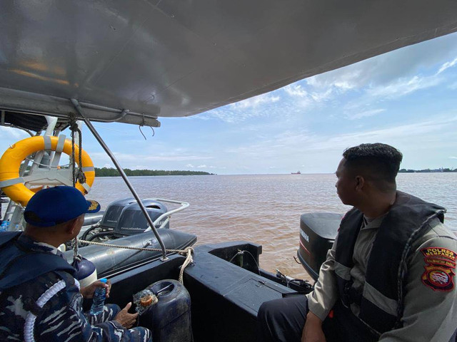 Petugas masih melakukan pencarian terhadap bocah yang hilang diterkam buaya di Mempawah. Foto: M. Zain/Hi!Pontianak