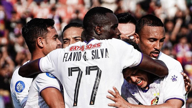 Para pemain Persik Kediri melakukan selebrasi saat melawan Arema FC di pekan ketiga Liga 1 2023/24 di Stadion Brawijaya, Kediri, pada Sabtu (15/7). Foto: Instagram/@persikfcofficial