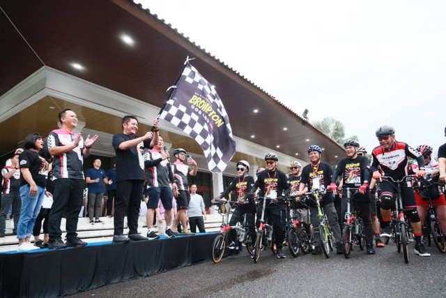Gubernur Sumsel, Herman Deru, saat melepas peserta Brompton Day Out di Palembang. (ist)