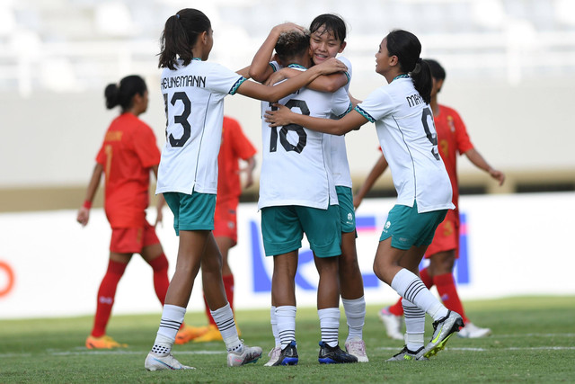 Pesepak bola Timnas Wanita Indonesia U-19 Marsela Yuliana Awi (tengah) berselebrasi bersama rekannya setelah berhasil mencetak gol ke gawang Timnas Myanmar pada pertandingan perebutan juara ketiga AFF U-19 Women Championship 2023. Foto: Nova Wahyudi/Antara Foto