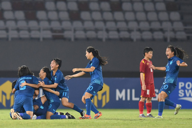 Sejumlah pesepak bola Timnas Wanita Thailand U-19 berselebrasi setelah berhasil membobol gawang Timnas Wanita Vietnam pada pertandingan Final AFF U-19 Women Championship 2023 di Stadion Gelora Sriwijaya Jakabaring (GSJ), Jakabaring Sport City (JSC). Foto: Nova Wahyudi/Antara Foto