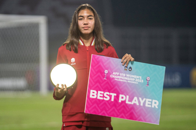 Pemain Timnas Indonesia Claudia Alexandra Schenemann berpose usai meraih predikat pemain terbaik AFF U-19 Women Championship 2023 di Stadion Gelora Sriwijaya Jakabaring (GSJ), Jakabaring Sport City (JSC) Palembang, Sumatera Selatan. Foto: Nova Wahyudi/Antara Foto