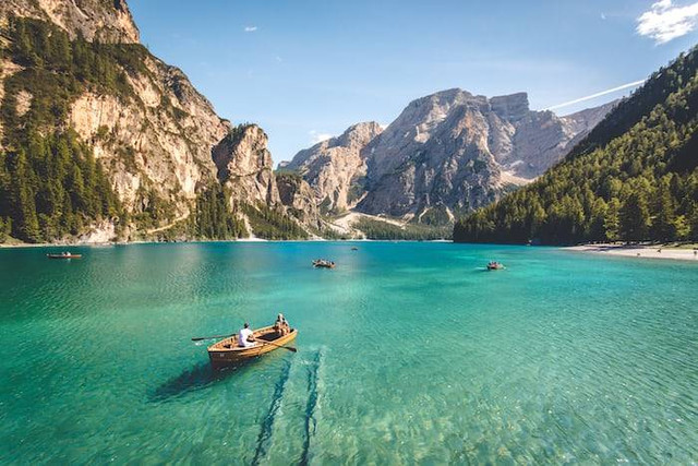 Ilustrasi Telaga Merdada. Sumber: unsplash.com/ Pietro De Grandi