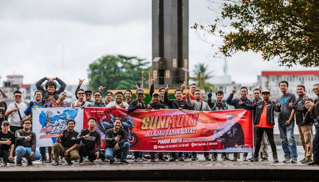 Komunitas motor honda foto bersama di Alun-Alun Kapuas. Foto: Dok. Astra Motor Kalbar