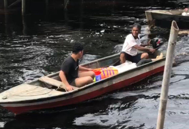 Warga dan petugas mengevakuasi jasad korban serangan buaya di Jongkat. Foto: Dok Hi!Pontianak