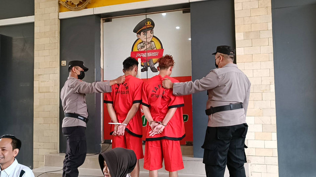 Dua orang pelaku mutilasi di Kecamatan Turi, Kabupaten Sleman berhasil ditangkap Polisi. Kedua pelaku ditampilkan di depan kantor Ditreskrimum Polda DIY, Minggu (16/7).  Foto: Arfiansyah Panji Purnandaru/kumparan