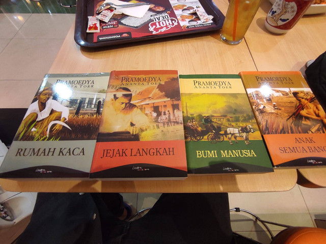 Kumpulan koleksi novel Tetralogi Buru milik penulis (foto: dokumentasi pribadi)
