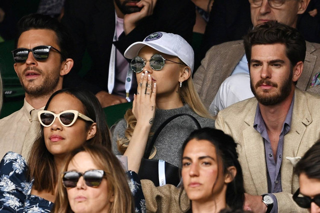 Aktor Jonathan Bailey dan penyanyi Ariana Grande menghadiri final tunggal putra Wimbledon di All England Lawn Tennis and Croquet Club, London, Inggris. Foto: Dylan Martinez/REUTERS
