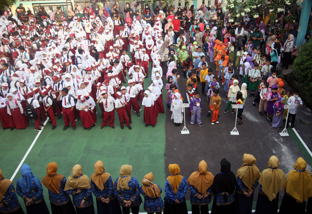 Siswa baru kelas satu Sekolah Dasar Negeri Serua 01 berbaris mengikuti upacara di Ciputat, Tangerang Selatan, Banten, Senin (17/7/2023).  Foto: Asep Fathulrahman/ANTARA FOTO