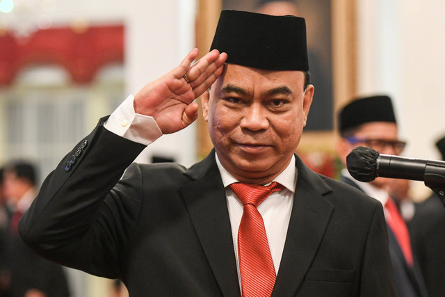 Budi Arie Setiadi memberikan hormat jelang dilantik sebagai Menteri Komunikasi dan Informatika (Menkominfo) di Istana Negara, Jakarta, Senin (17/7/2023).  Foto: Hafidz Mubarak A/ANTARA FOTO