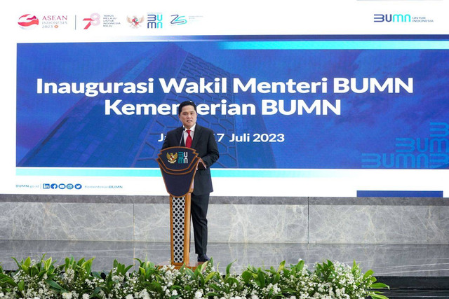 Menteri BUMN Erick Thohir menyambut Rosan Roeslani yang baru diangkat jadi Wamen BUMN, Jakarta, Senin (17/7/2023).  Foto: Dok Kementerian BUMN 