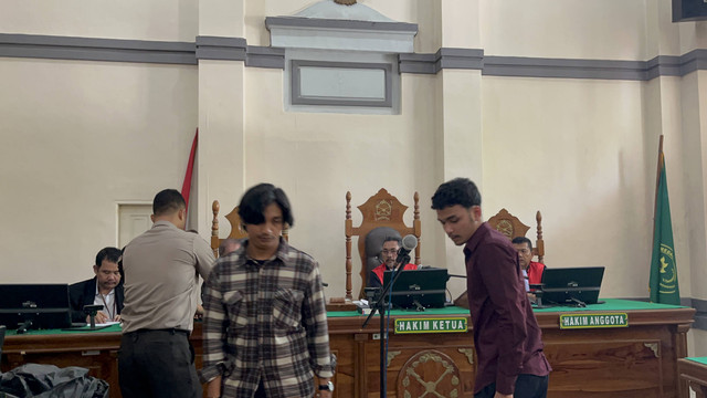 Ken Admiral hadir pertama kali sejak kasus penganiayaan oleh anak AKBP Achiruddin bergulir dan memberikan kesaksian langsung di sidang lanjutan perkara penganiayaan AKBP Achiruddin pada Senin (17/7/2023).  Foto: Tri Vosa/kumparan