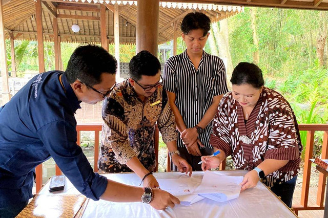 Penandatanganan kerja sama antara desa wisata di Borobudur-Yogyakarta-Prambanan dengan kalangan akademisi dan industri perhotelan di Yogyakarta, Jumat (14/7/2023).  Foto: Kemenparekraf RI