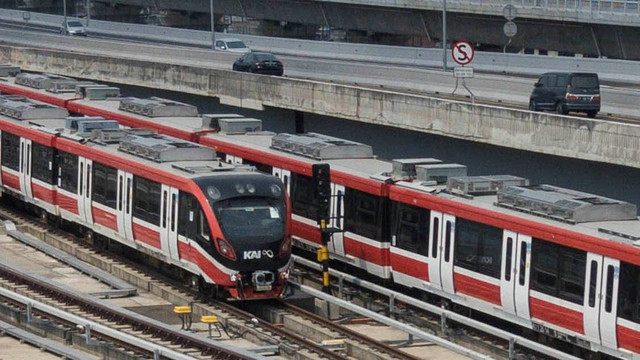 Kereta LRT (Light Rail Transit) melintas di Stasiun Jati Mulya, Bekasi, Jawa Barat, Senin (17/7/2023). Foto: Fakhri Hermansyah/Antara Foto