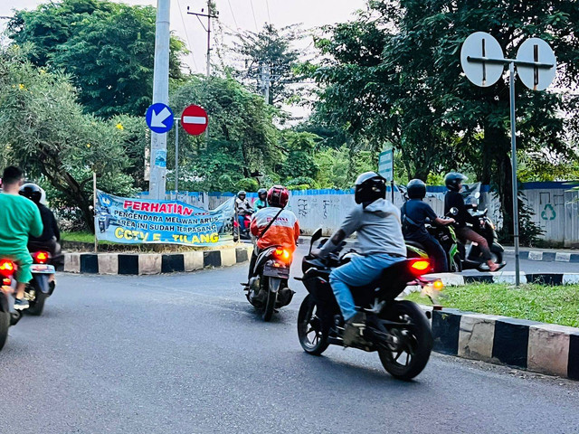 U-Turn dekat underpass Universitas Lampung, Senin (17/7/2023) | Foto: Roza Hariqo/Lampung Geh