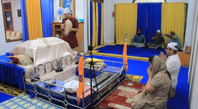 Peribadatan umat Sikh di Gurdwara Sikh Temple, Pasar Baru (Sumber foto: dokumen pribadi)