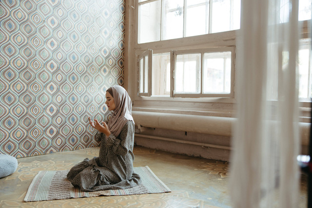 Ilustrasi berdoa setelah sholat. Foto: Pexels