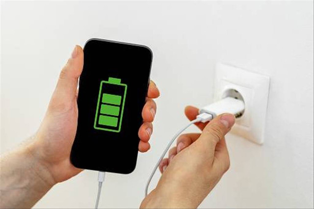 Ilustrasi cara memperbaiki lubang charger HP yang patah. Foto: Unsplash.com