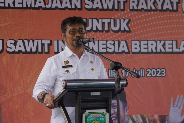 Mentan Syahrul Yasin Limpo saat panen perdana program PSR di Teluk Gelam, OKI, Sumsel. Foto: Dok Kementan