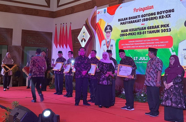 Wali Kota Surabaya Eri Cahyadi menerima penghargaan Kategori Kelurahan Terbaik I dalam Puncak Peringatan Bulan Bakti Gotong Royong Masyarakat (BBGRM) XX dan Hari Kesatuan Gerak (HKG) PKK Ke 51 Tahun 2023 di Pendopo Ronggo Jumeno Caruban, Kabupaten Madiun, Minggu (16/7) malam. Foto: Diskominfo Surabaya