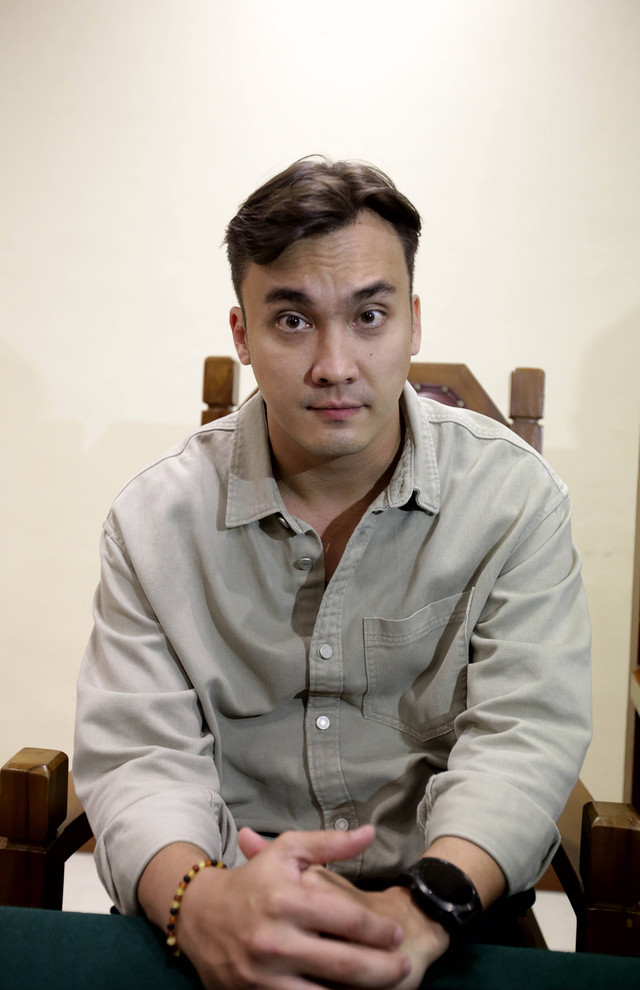 Artis sinetron Rendy Kjaernett menghadiri sidang cerai perdana di Pengadilan Negeri Bekasi, Selasa (18/7). Foto: Agus Apriyanto