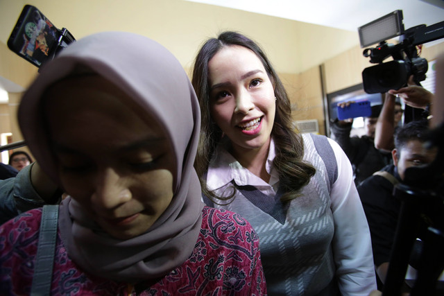Lady Nayoan saat menghadiri sidang cerai perdana di Pengadilan Negeri Bekasi, Selasa (18/7). Foto: Agus Apriyanto