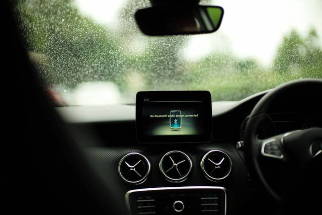 Cara menyambungkan HP ke tape mobil dengan kabel USB dan bluetooth. Foto: unsplash.com. 