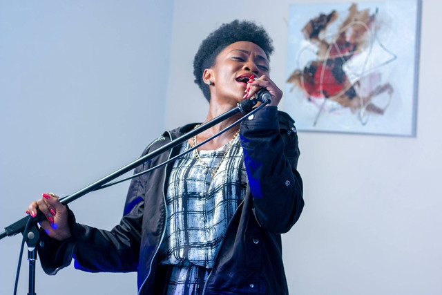 Ilustrasi Menyanyikan Lagu Manot - Mc GildCoustic foto: Pexels.