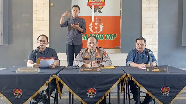 Dirreskrimum Polda DIY Kombes Pol FX Endriadi (kiri depan), Kabid Humas Polda DIY Kombes Nugroho Arianto (tengah). Dok: YouTube Polda D.I. Yogyakarta