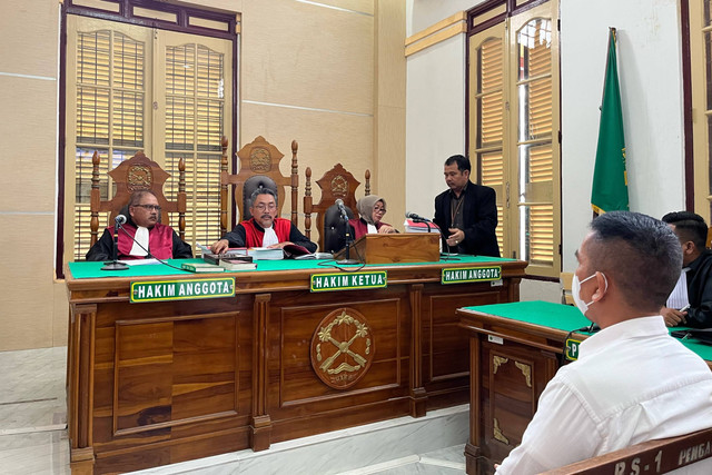 AKBP Achiruddin Hasibuan menjalani sidang perdana terkait perkara gudang solar ilegal di PN Medan, pada Selasa (18/7/2023). Foto: Tri Vosa/kumparan