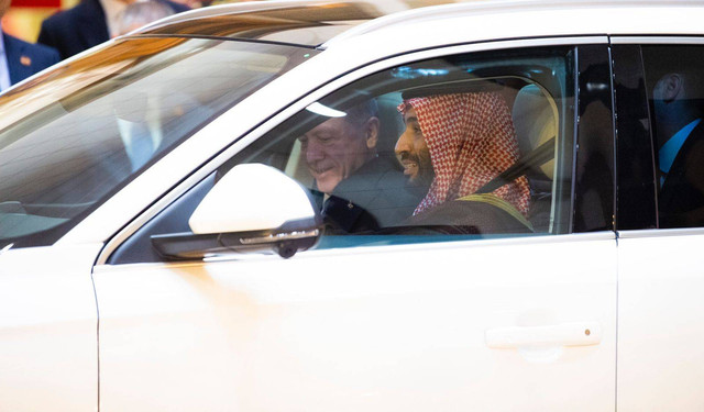 Putera mahkota Kerajaan Arab Saudi, Pangeran Mohammed bin Salman (Kanan) menyopiri mobil listrig Togg hadiah dari Presiden Turki, Recep Tayyip Erdogan. Foto: Saudi Press Agency
