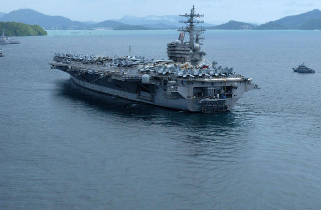 Kapal induk Amerika Serikat USS Ronald Reagan Carrier Strike Group (CSG) saat mendekati perairan Bali. Foto: Konjen AS