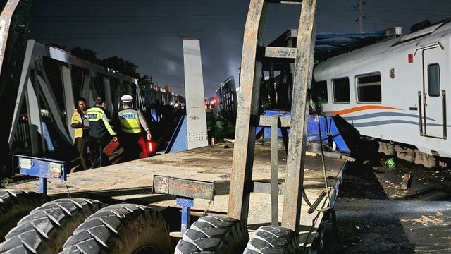 Bagian truk yang tertabrak KA Brantas di perlintasan Madukoro, Kota Semarang, Jawa Tengah, Selasa (18/7/2023) malam. Foto: I.C. Senjaya/Antara