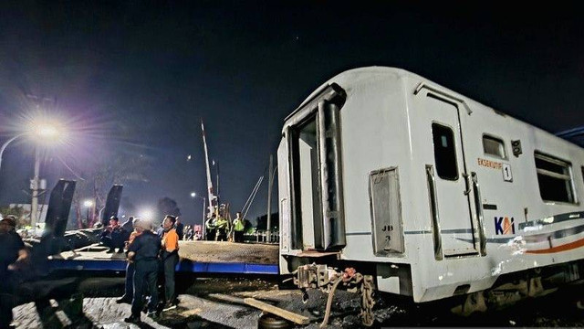 KA Brantas usai kecelakaan, Selasa malam (18/7/2023). Foto: I.C. Senjaya/Antara