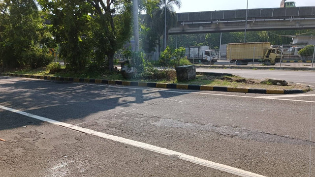 Lokasi kecelakaan yang melibatkan mobil Toyota Fortuner di Exit Tol Plumpang tepatnya di Jalan Yos Sudarso arah Tanjung Priok, Jakarta Utara, Rabu (19/72023).  Foto: Zamachsyari/kumparan