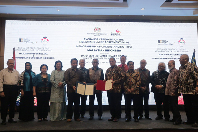 Menteri Pendidikan Malaysia Dato' Seri Mohamed Khaled Nordin dalam sesi penandatanganan 10 MoU kerja sama dengan Indonesia di sektor pendidikan tinggi di Jakarta, pada Selasa (18/7/2023). Foto: Kedutaan Besar Malaysia