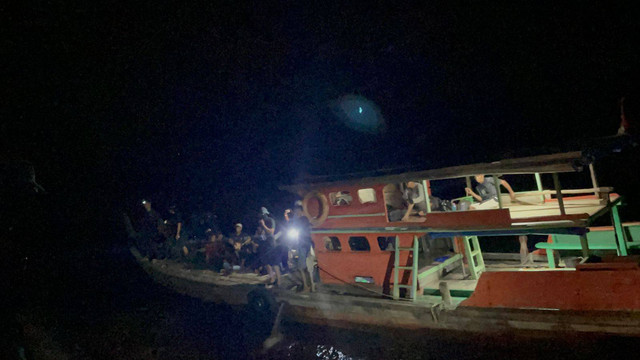 Bakamla RI melalui unsur KN Belut Laut-406 berhasil mengamankan 8 Pekerja Migran Ilegal (PMI) yang pulang ke Indonesia secara ilegal melalui Pelabuhan Saleh, Kecamatan Medang Kampai, Kota Dumai, Rabu (19/7/2023). Foto: Bakamla RI