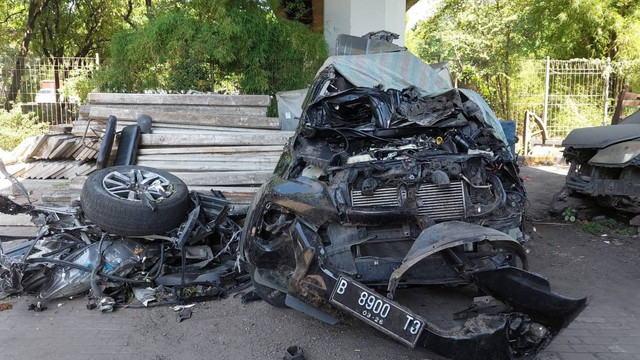 Kondisi mobil Fortuner yang ringsek usai kecelakaan di Jakarta Utara, Rabu (19/7/2023).  Foto: Fachrul Irwinsyah/kumparan