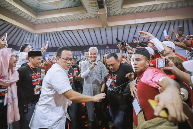 Bacapres Ganjar Pranowo menghadiri Silaturahmi 1 Muharam 1445 H Relawan Ganjar Pranowo di Gedung Serba Guna Senayan, Jakarta, Rabu (19/7/2023).
Foto: Jamal Ramadhan/kumparan