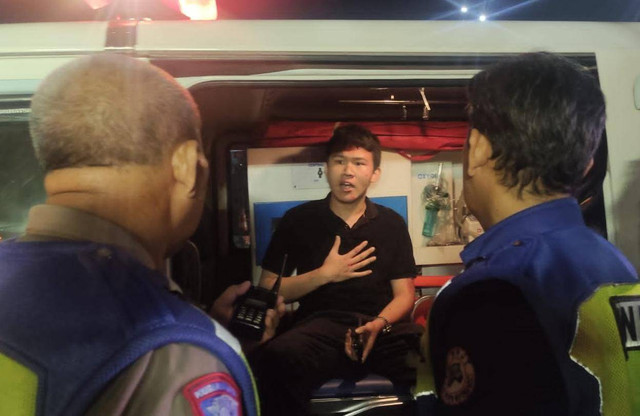 Pengemudi Fortuner yang terbalik di Tol Plumpang. Foto: Dok. Istimewa