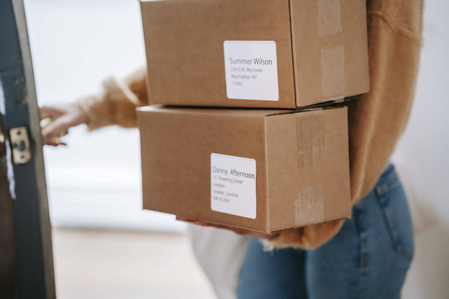 Ilustrasi Cara Menulis Alamat Kirim Paket JNE. Foto: pexels/Liza Summer