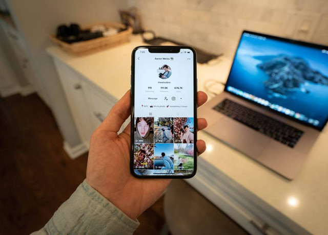 Ilustrasi cara mengubah kecepatan video di TikTok. Foto: Unsplash/Aaron Weiss.