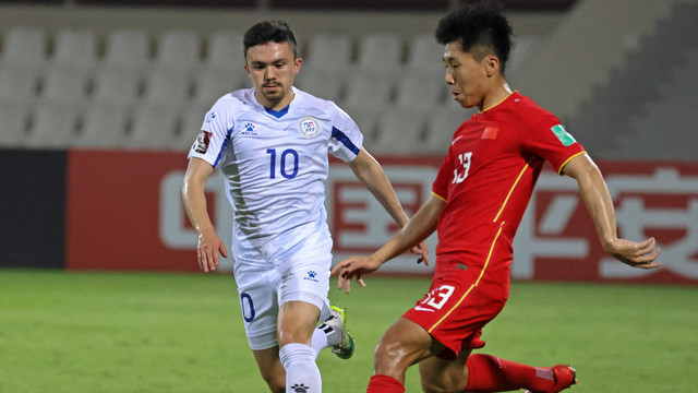 Oliver Saludares Bias (kiri) saat membela Timnas Filipina lawan China dalam laga Kualifikasi Piala Dunia 2022 di Sharjah Football Stadium, Uni Emirat Arab, pada 7 Juni 2021. Foto: Karim SAHIB / AFP