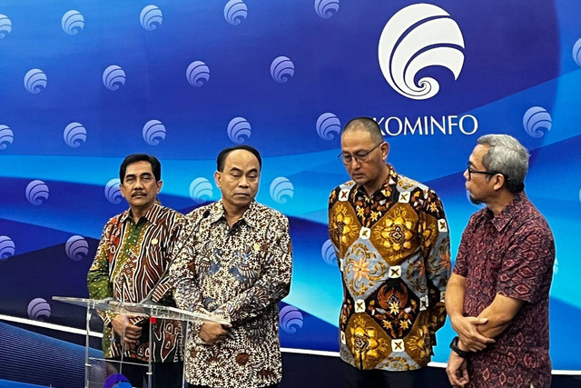 Menkominfo Budi Arie Setiadi (kedua kiri) menggelar konferensi pers terkait aplikasi judi, Kamis (20/7/2023). Foto: Haya Syahira/kumparan